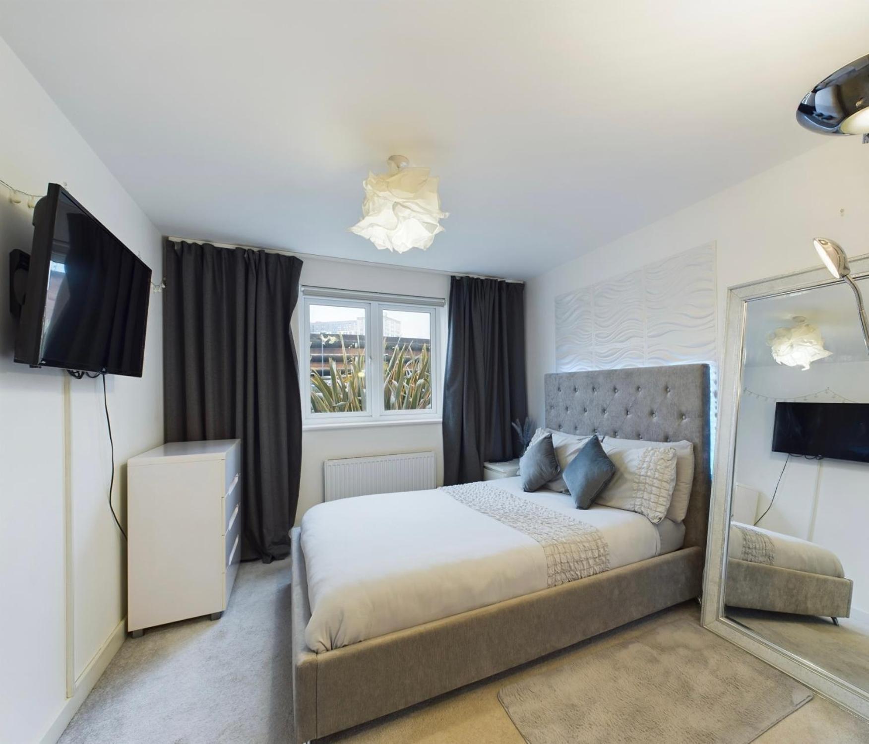 Modern 2 Bed City Apartment With Private Parking Суонси Экстерьер фото
