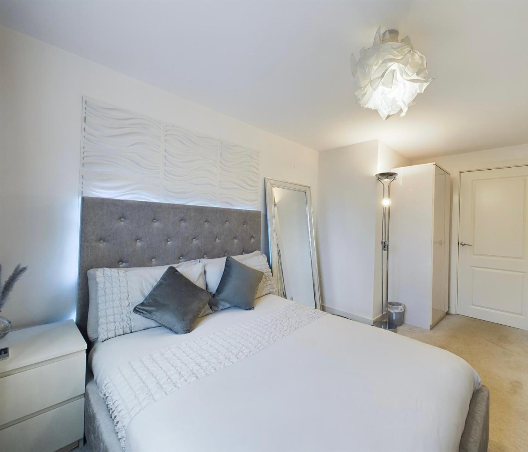 Modern 2 Bed City Apartment With Private Parking Суонси Экстерьер фото